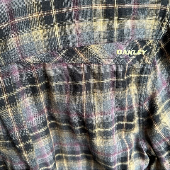 Oakley button up - Picture 3 of 3